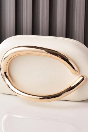 Round box dinner and party bag. Comes with a golden handle.